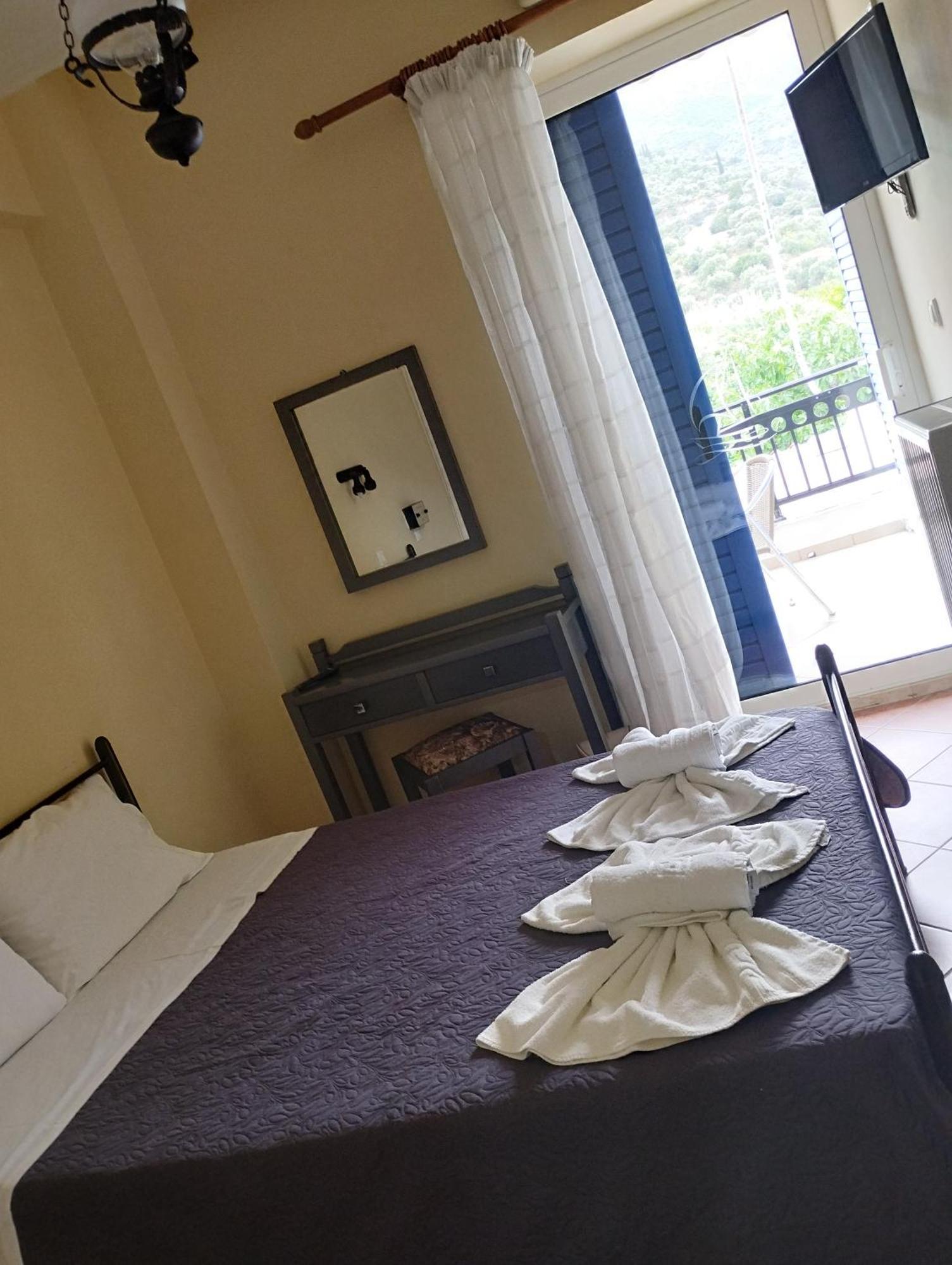 Kamvissis Hotel Tirós Eksteriør billede